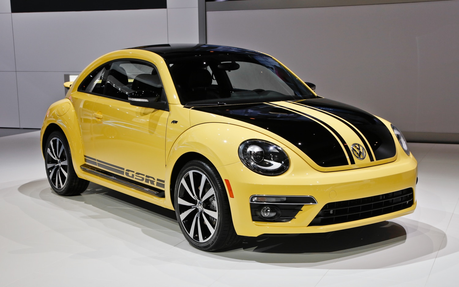 2013 Volkswagen Beetle GSR and R-Line Convertible First Look