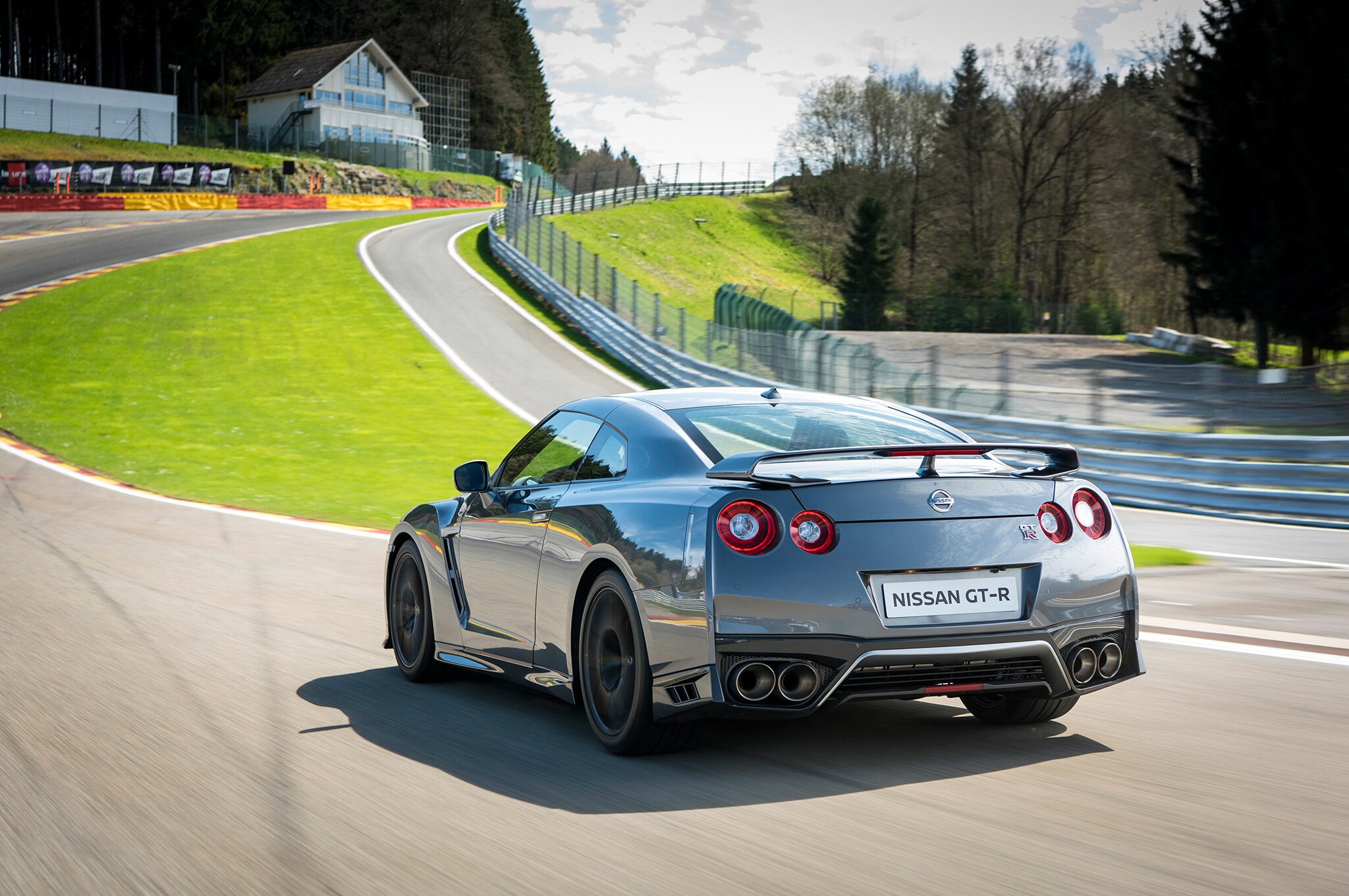 17 Nissan Gt R Starting Price Jumps To 111 585