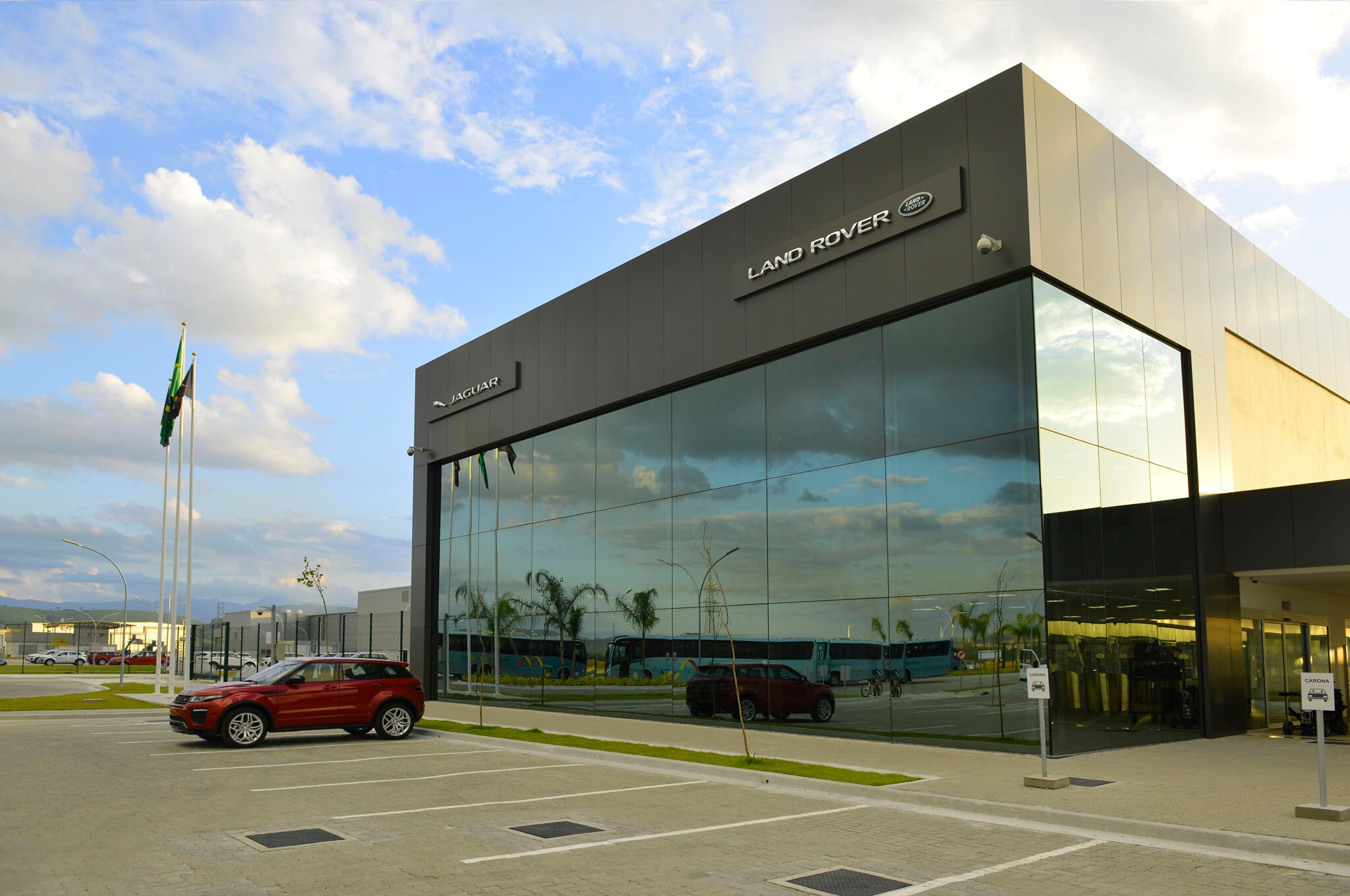 Range Rover Dealership Detroit  : Contact Your Local Lookers Land Rover Today.